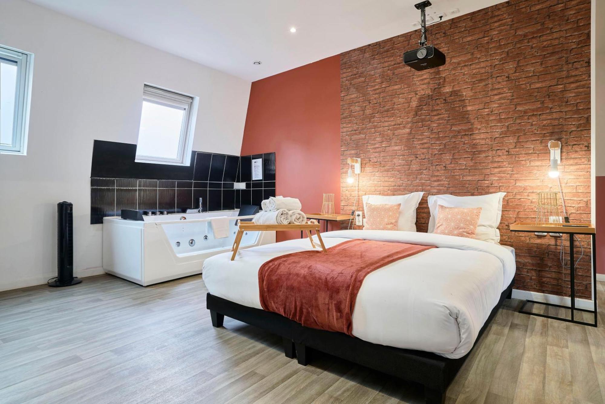 Ng Suitehome - Lille I Roubaix Centre I Grand Place - Balneo - Netflix - Wifi エクステリア 写真